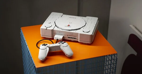 Sony ve Lego orijinal PlayStation konsolunun detaylı bir setini tanıttı