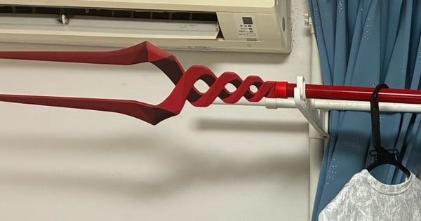 Evangelion'ın Longinus Mızrağı Giysi Askısı Olarak Yeniden Hayat Buldu